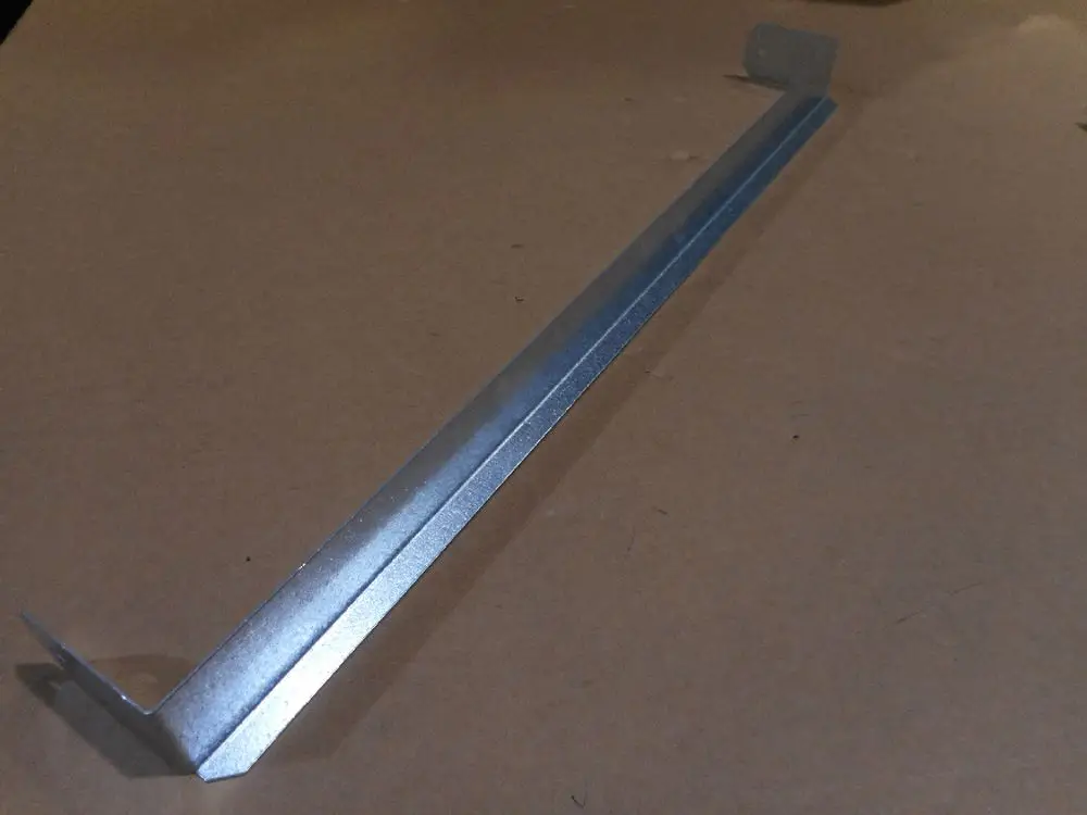 Silberner Metallhalter mit zwei rechtwinkligen Enden, möglicherweise für die Montage von Isoliermaterialien. Produkthersteller Remeha.